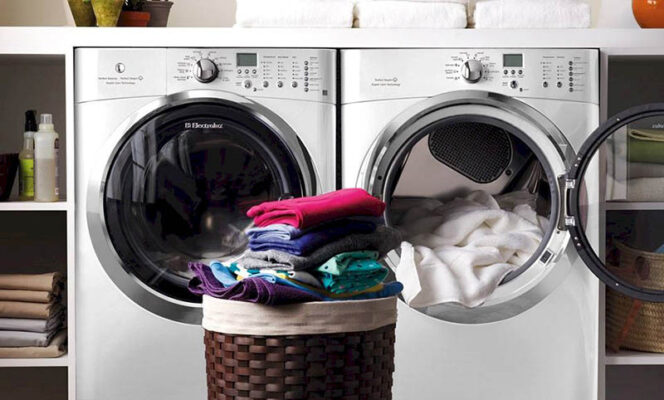 Tắt máy và phân bố lại quần áo cho đều trong lồng giặt.