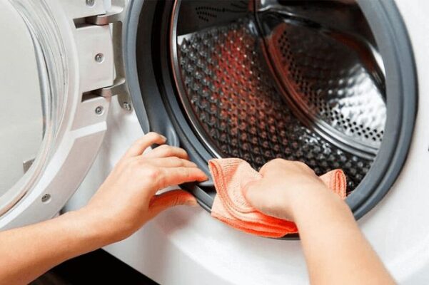 Sắp xếp quần áo đồng đều trong lồng giặt