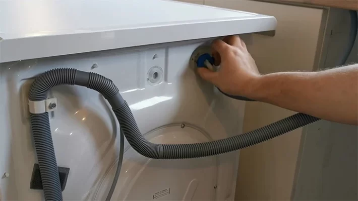 Ống cấp nước bị gập. Tắc nghẽn hoặc lắp sai vị trí.