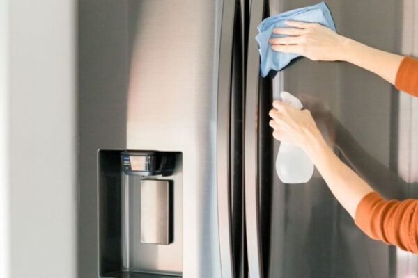 Vệ sinh mặt sau và bên ngoài tủ lạnh.