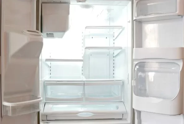 Lấy hết thực phẩm ra ngoài.