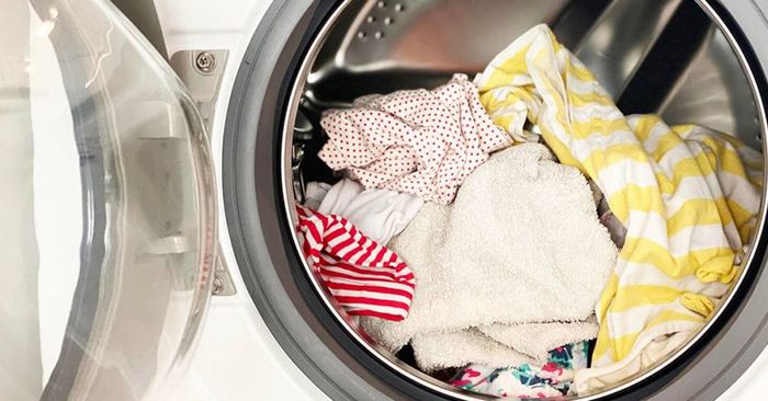 Quần áo trong lồng giặt bị dồn về một phía.