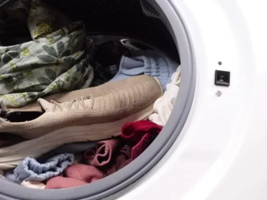 Quần áo bị dồn lệch trong lồng giặt.