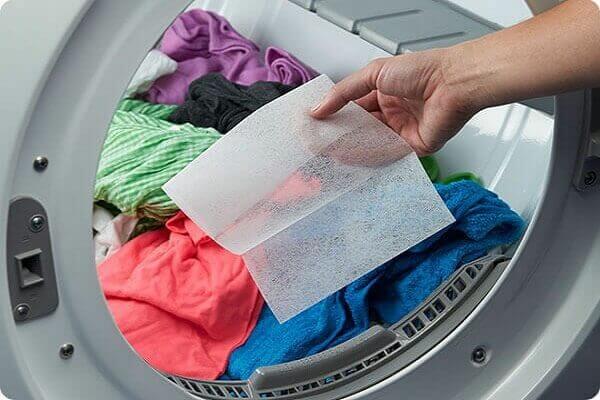 Sắp xếp quần áo đồng đều trong lồng giặt