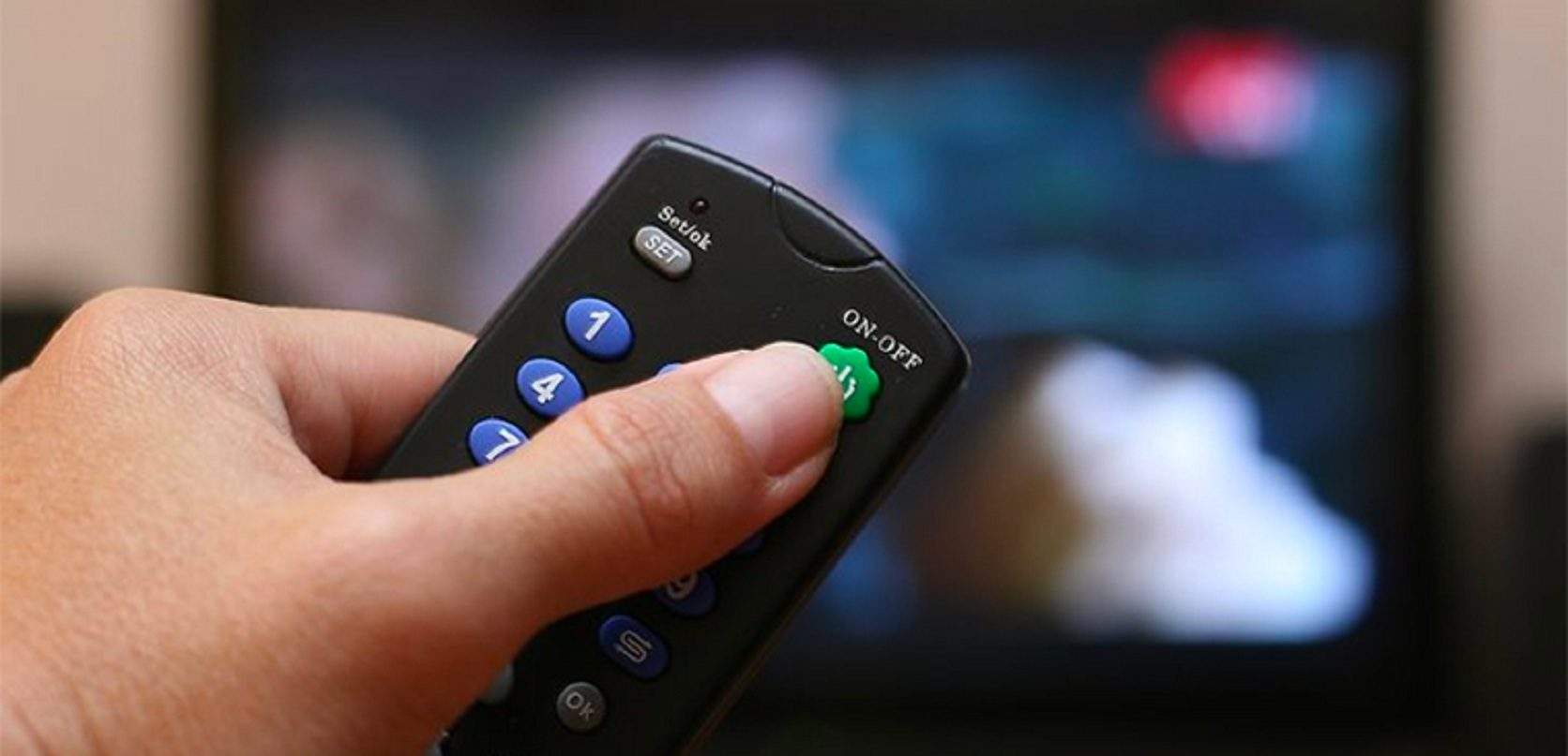 Dùng remote reset tivi Panasonic trước khi gọi thợ sửa chữa