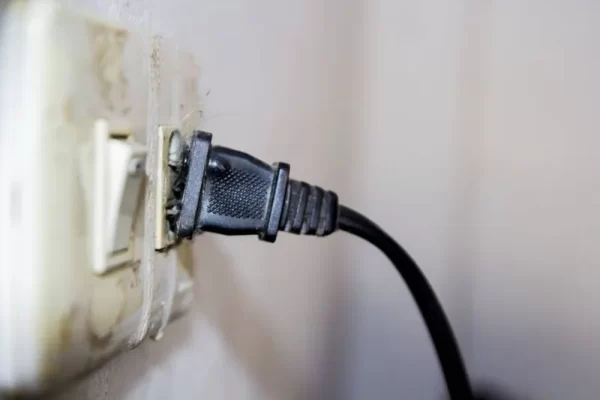 Nguồn điện bị ngắt hoặc ổ cắm hỏng.
