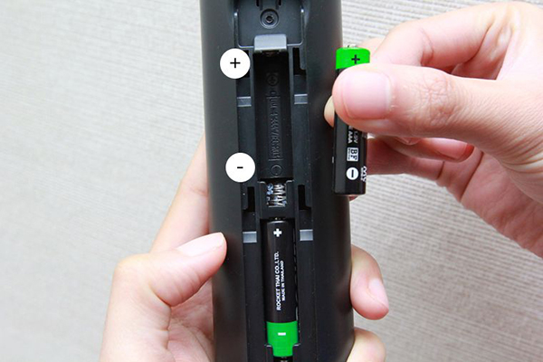 Remote hết pin hoặc tín hiệu yếu.