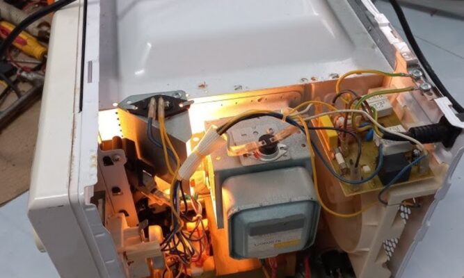Cầu chì bên trong lò bị đứt.