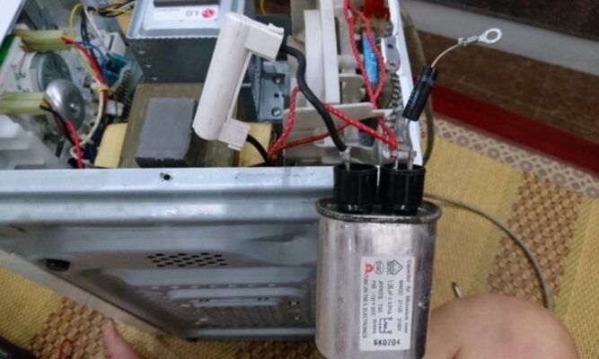 Các linh kiện khác bị hỏng (biến áp, công tắc cửa, tụ điện...).