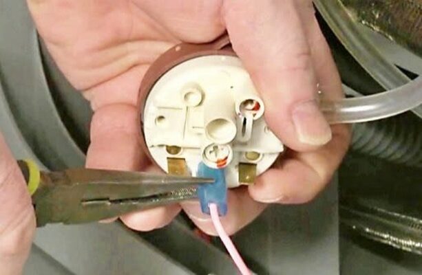 Cảm biến mực nước bị lỗi.