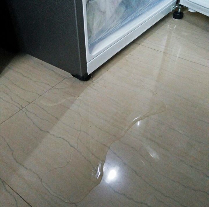 Tủ lạnh chảy nước.