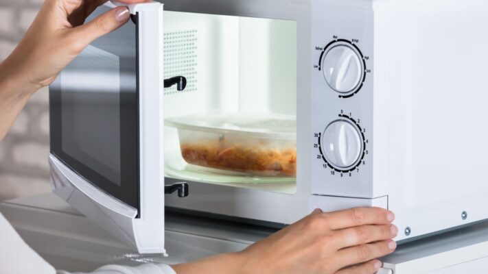 Khi nào nên gọi dịch vụ Bảo dưỡng lò vi sóng tại TP.HCM?
