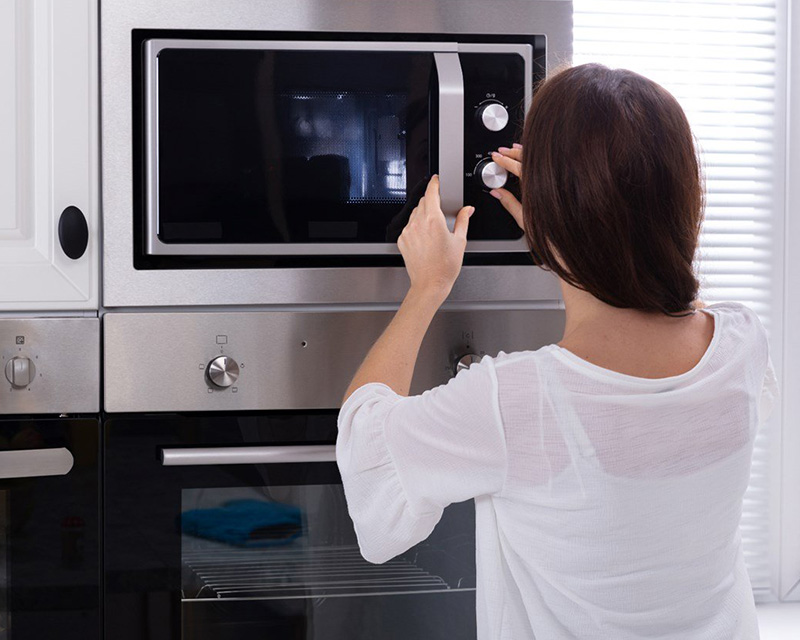 Lò vi sóng phát ra tiếng kêu lạ.