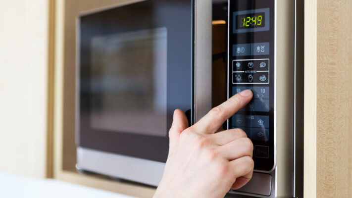 Vì sao cần hướng dẫn rã đông bằng lò vi sóng đúng chuẩn?