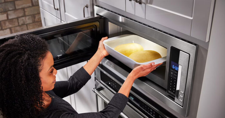 Khi nào cần gọi dịch vụ sửa lỗi lò vi sóng không hoạt động?
