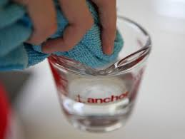 Những sai lầm thường gặp khi lau màn hình tivi