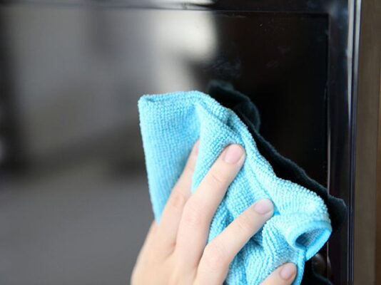 Tại sao cần lau màn hình tivi đúng cách?