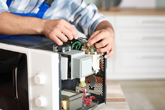 Quy trình sửa chữa lò vi sóng tại Quận 1 TP.HCM.