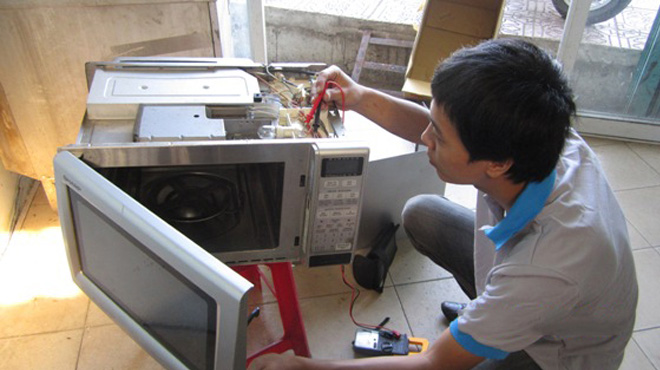 Khi nào cần liên hệ dịch vụ sửa chữa lò vi sóng?