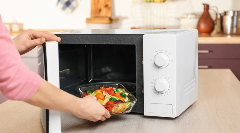 Lò vi sóng có tác dụng gì trong căn bếp hằng ngày?