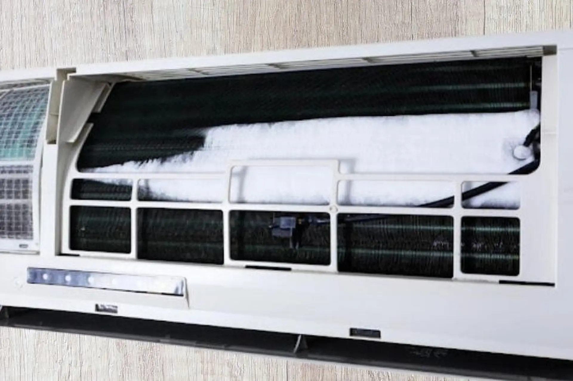 Nguyên nhân khiến máy lạnh LG bị bám tuyết.