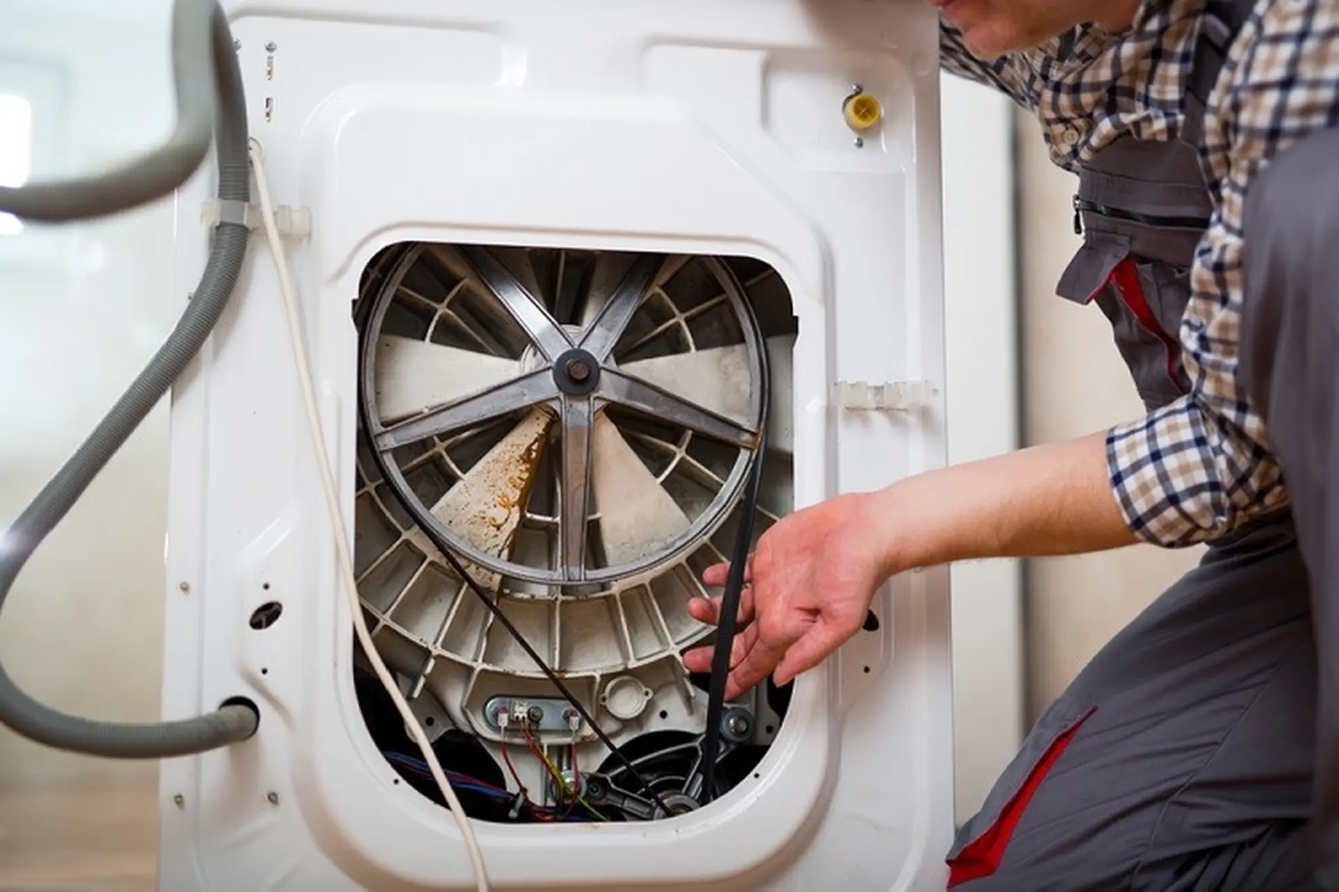 Motor hoặc dây curoa bị chùng, mòn.