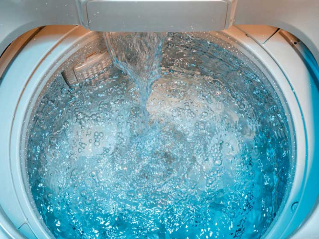 Máy giặt chưa xả hết nước trong lồng.