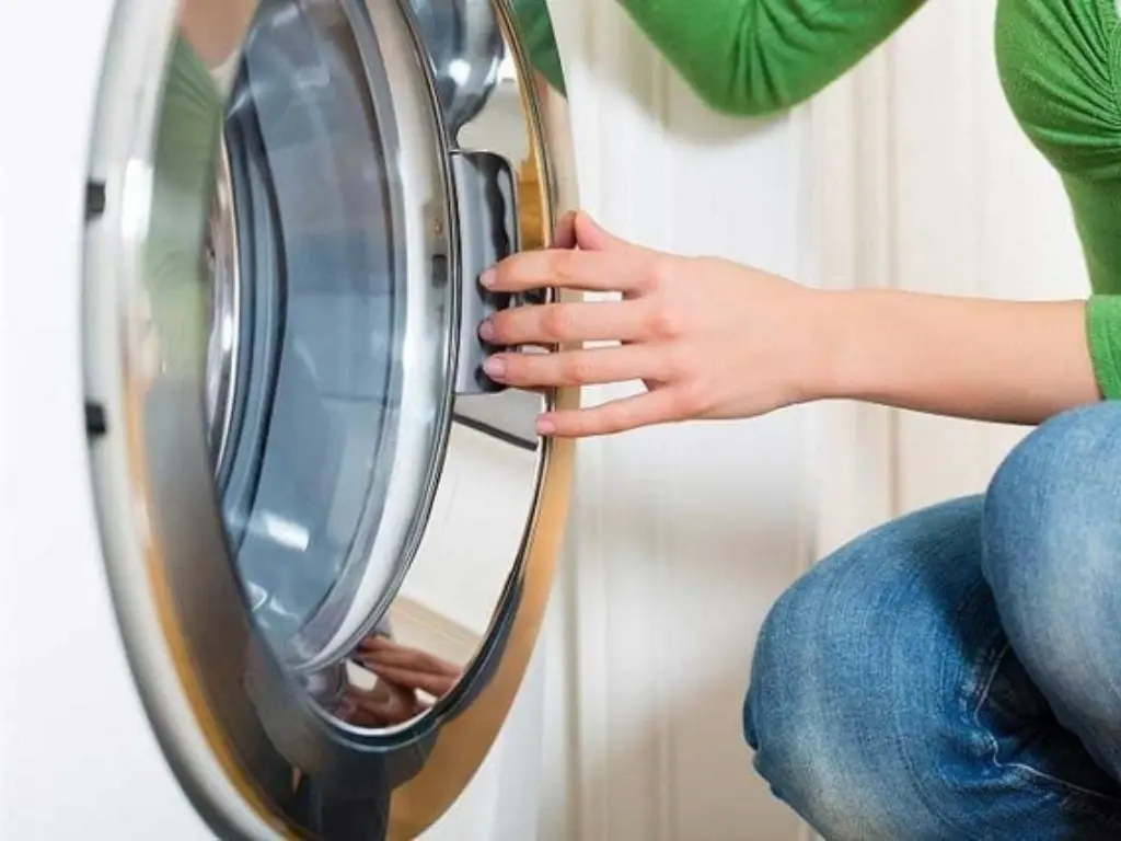 Tay nắm hoặc bản lề cửa bị kẹt cơ học.