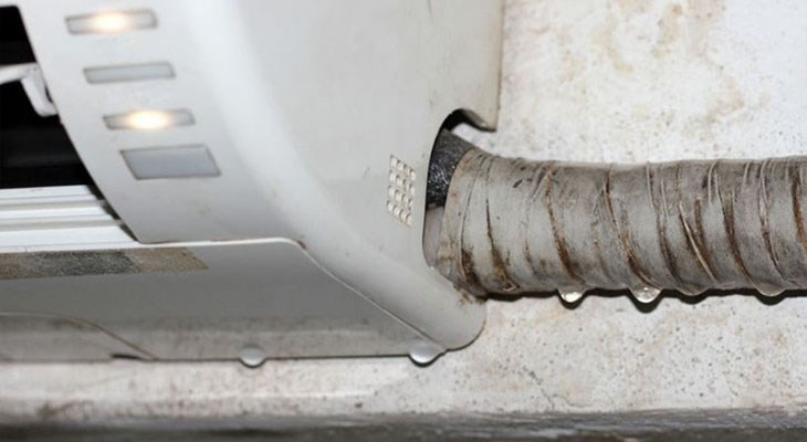 Ống thoát nước bị tắc hoặc nghẹt bụi.