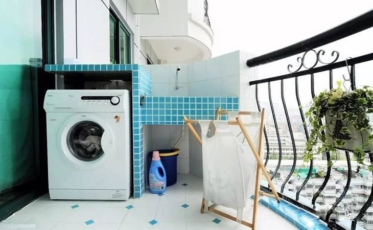 Máy giặt LG kêu to do đặt lệch vị trí.