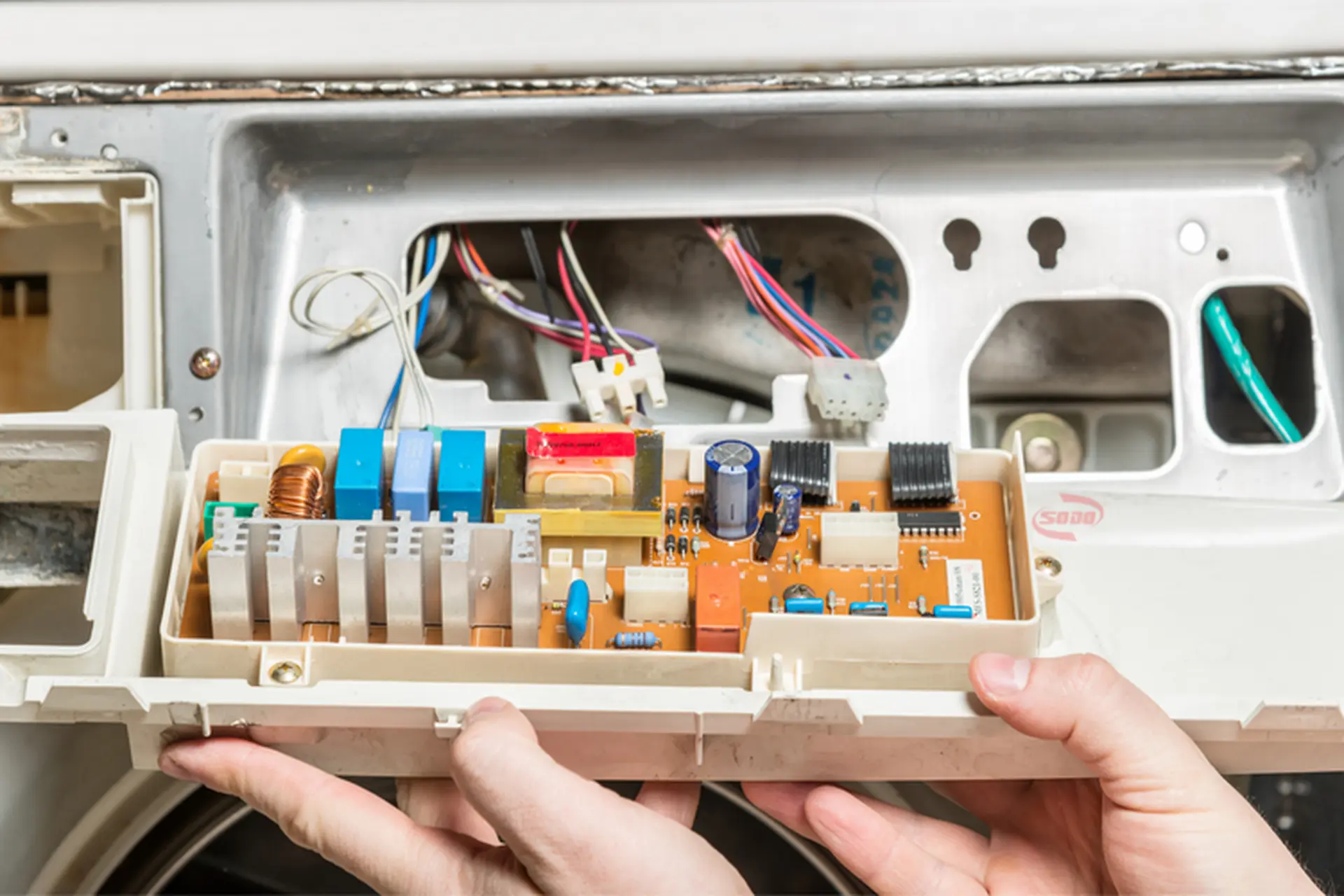 Dây nối từ khóa cửa đến bo mạch bị đứt.