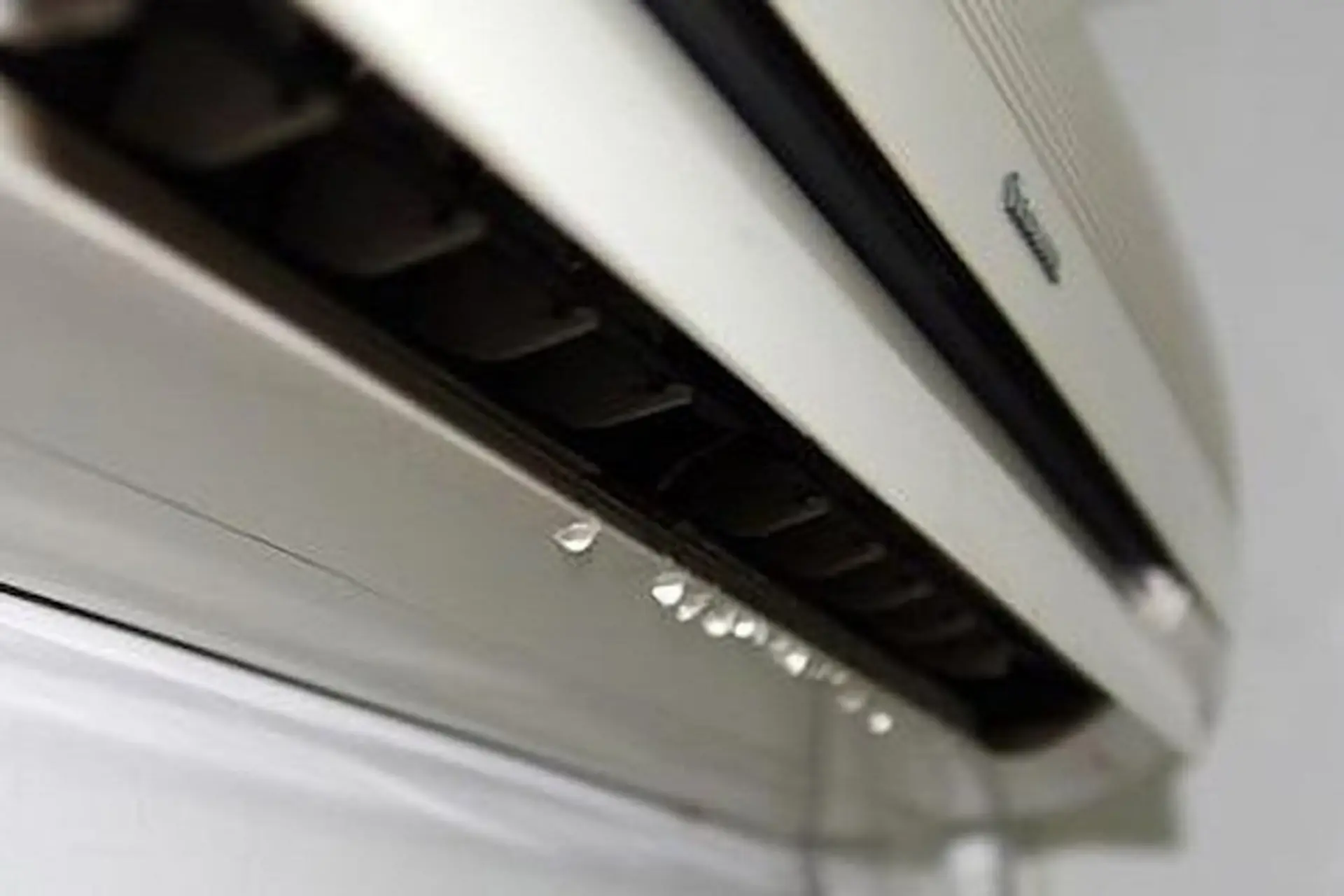 Khay hứng nước bị nứt hoặc lệch vị trí.