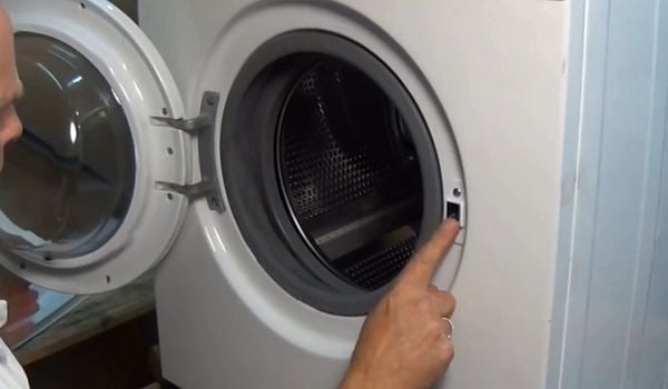 Lỗi cảm biến hoặc khóa cửa bị hỏng.