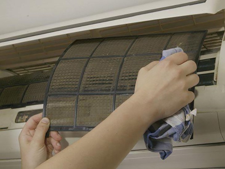 Dàn lạnh bị bám bụi, lâu ngày không vệ sinh.