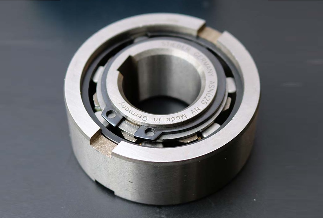 Ổ bi, bạc đạn hoặc trục lồng giặt bị hư.