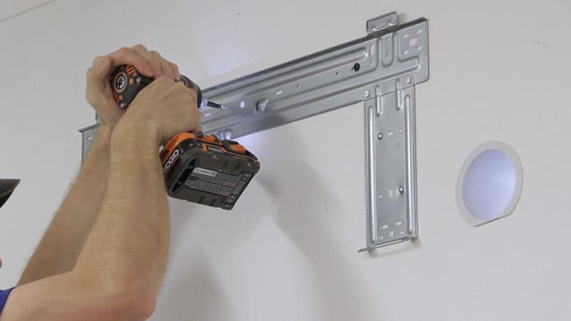 Gắn giá đỡ và lắp đặt dàn lạnh.