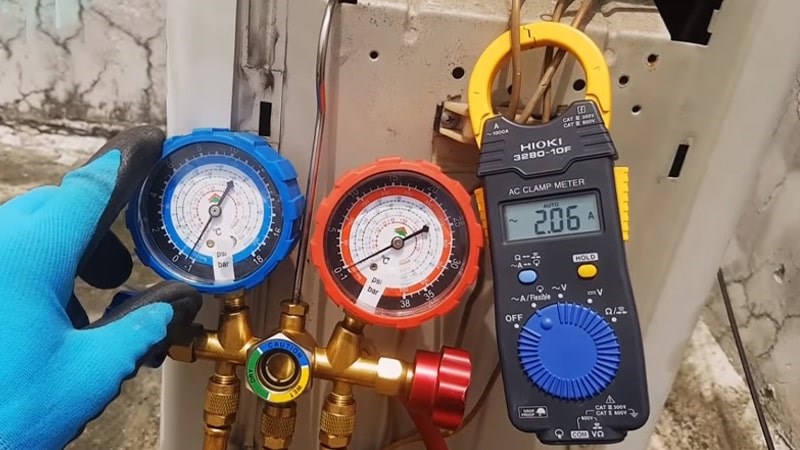 Hút chân không và kiểm tra gas.